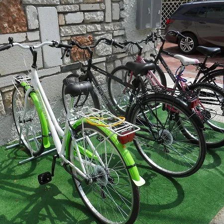 Flora Oda ve Kahvaltı Peschiera del Garda