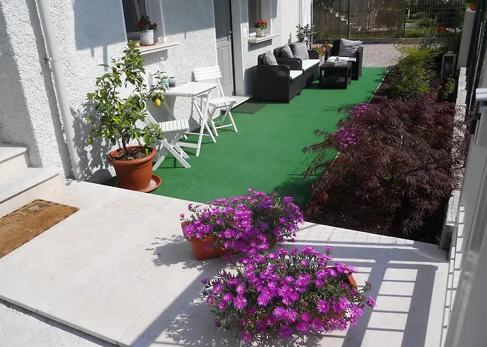 Flora Bed & Breakfast