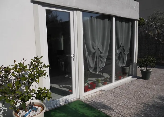 Flora Bed & Breakfast 3*